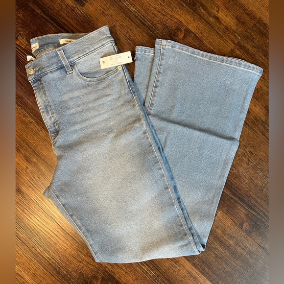 Jessica Simpson Ladies High-Rise 5-pocket Flare Jeans, Light Wash, Blue, Size 16 - Picture 2 of 6